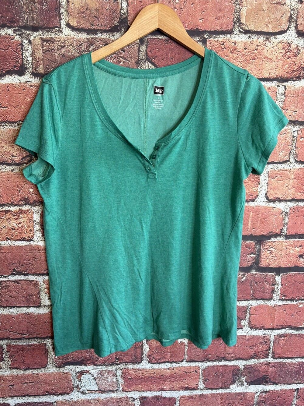 REI Shirt Womens Large Green V-Neck Performance Short Sleeve Lightweight Outdoor
